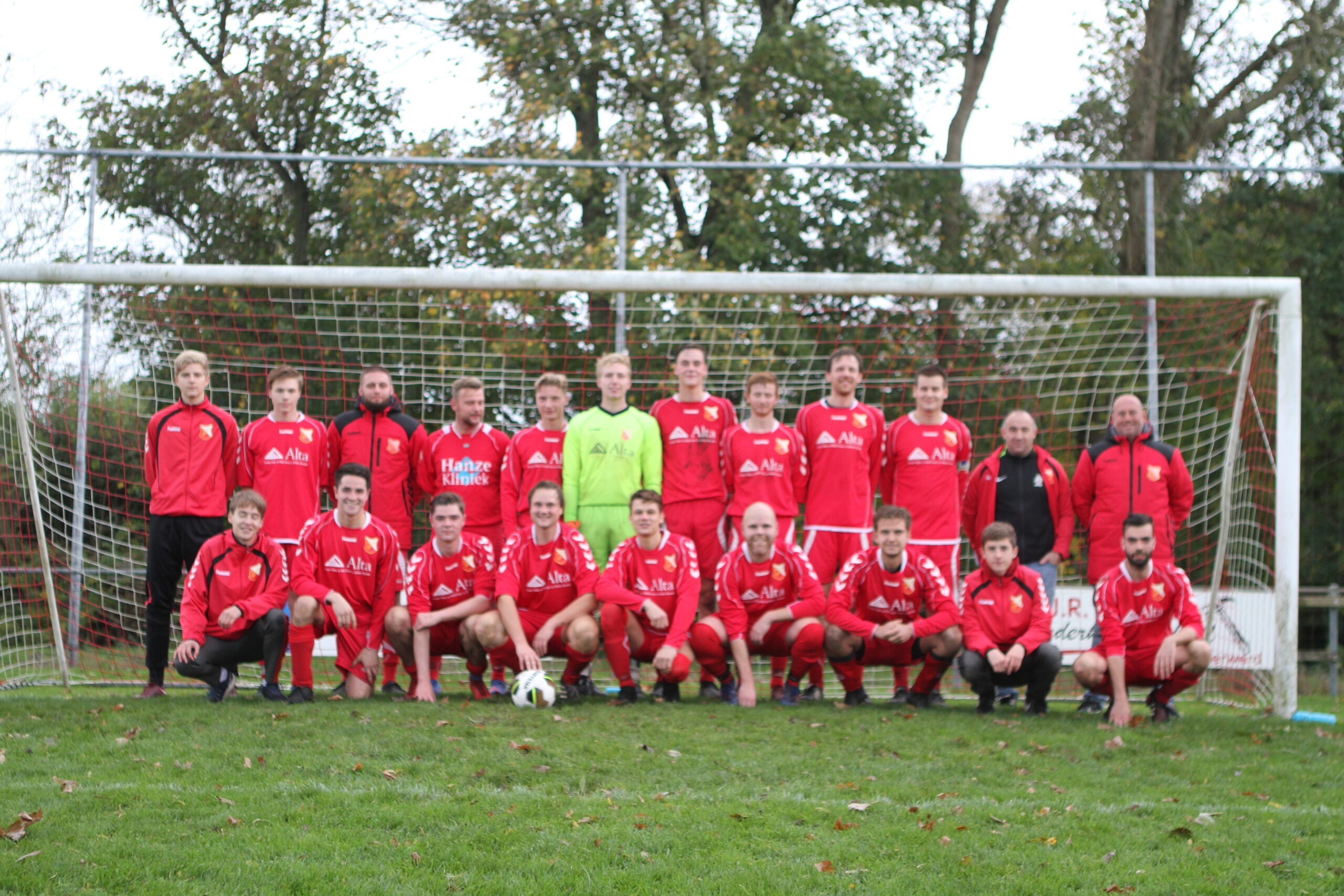 Teamfoto Ezinge 1 na afloop van de wedstrijd tegen Eenrum